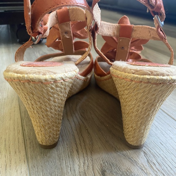 BOC BORN Concepts 3D Floral Leather Wedge Strappy Sandals Size 8.5 Orange-ish - Picture 4 of 6
